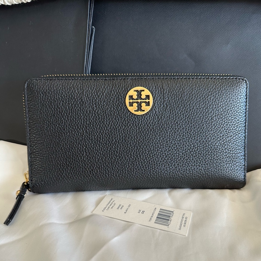 NWT Tory Burch Everly Passport Continental Wallet. Black Leather.